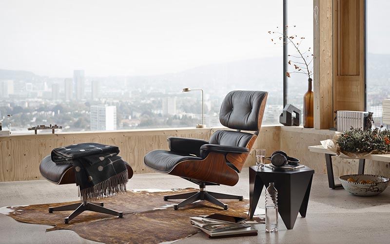 La chaise long di Ray Eames ambientata in un salotto con grandi vetrate